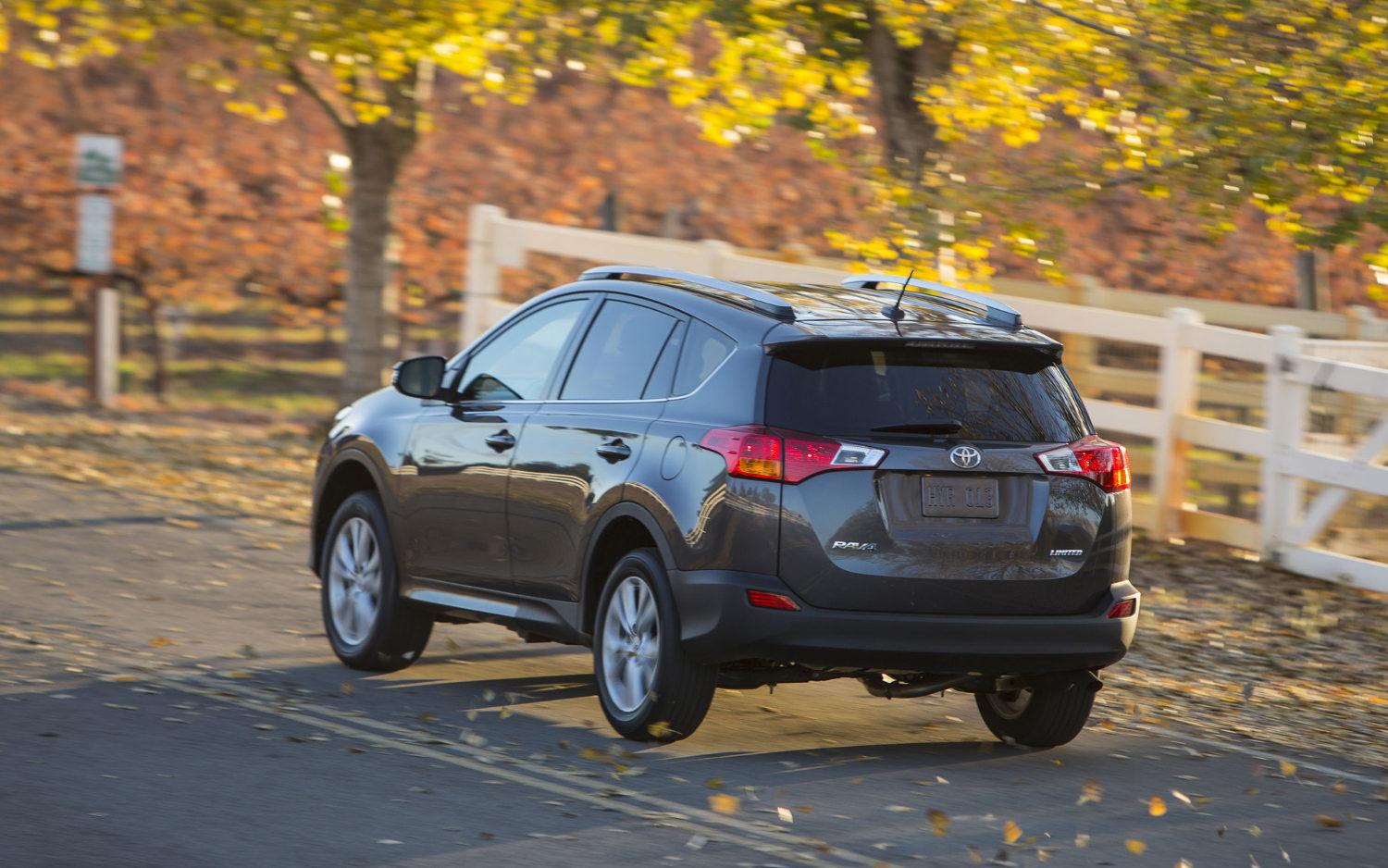 Comparison - Toyota RAV4 SUV 2015 - vs - Ford Edge Sport 2016 | SUV Drive